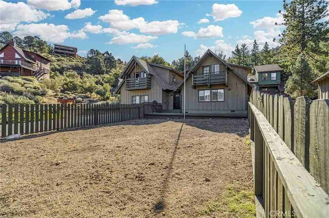 1809 Pioneer Way - Photo 3 of 33