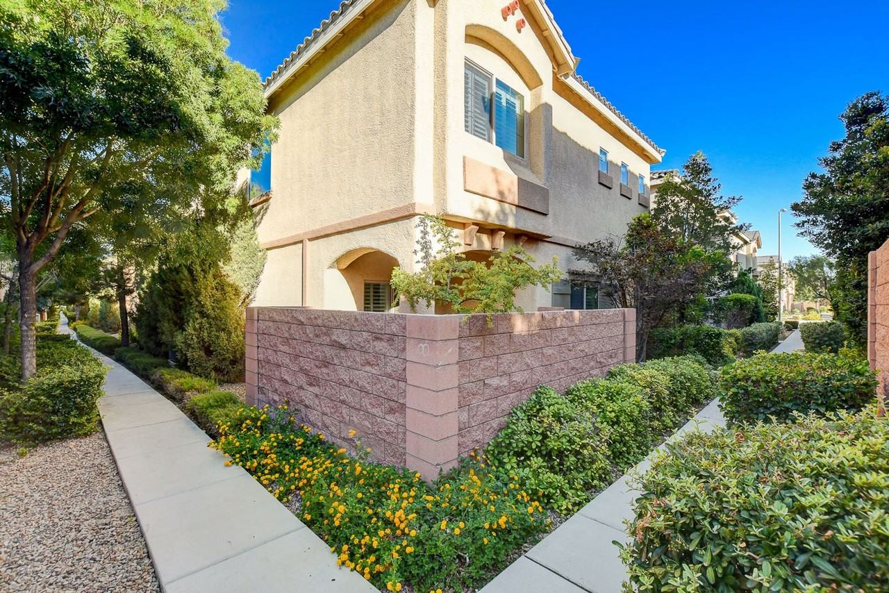 9634 Volk Ave - Photo 2 of 37