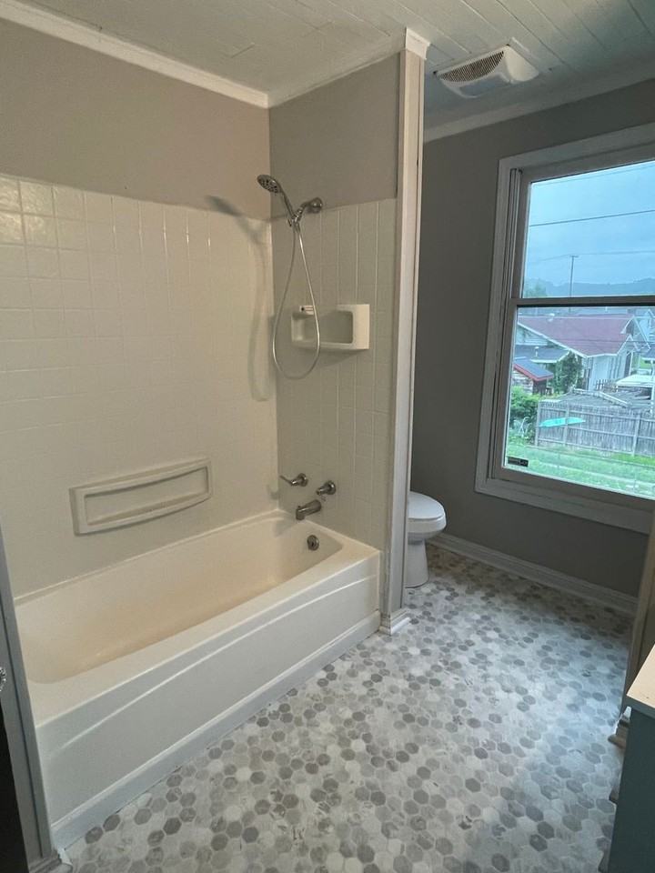 2318 Monroe Ave - Photo 4 of 11