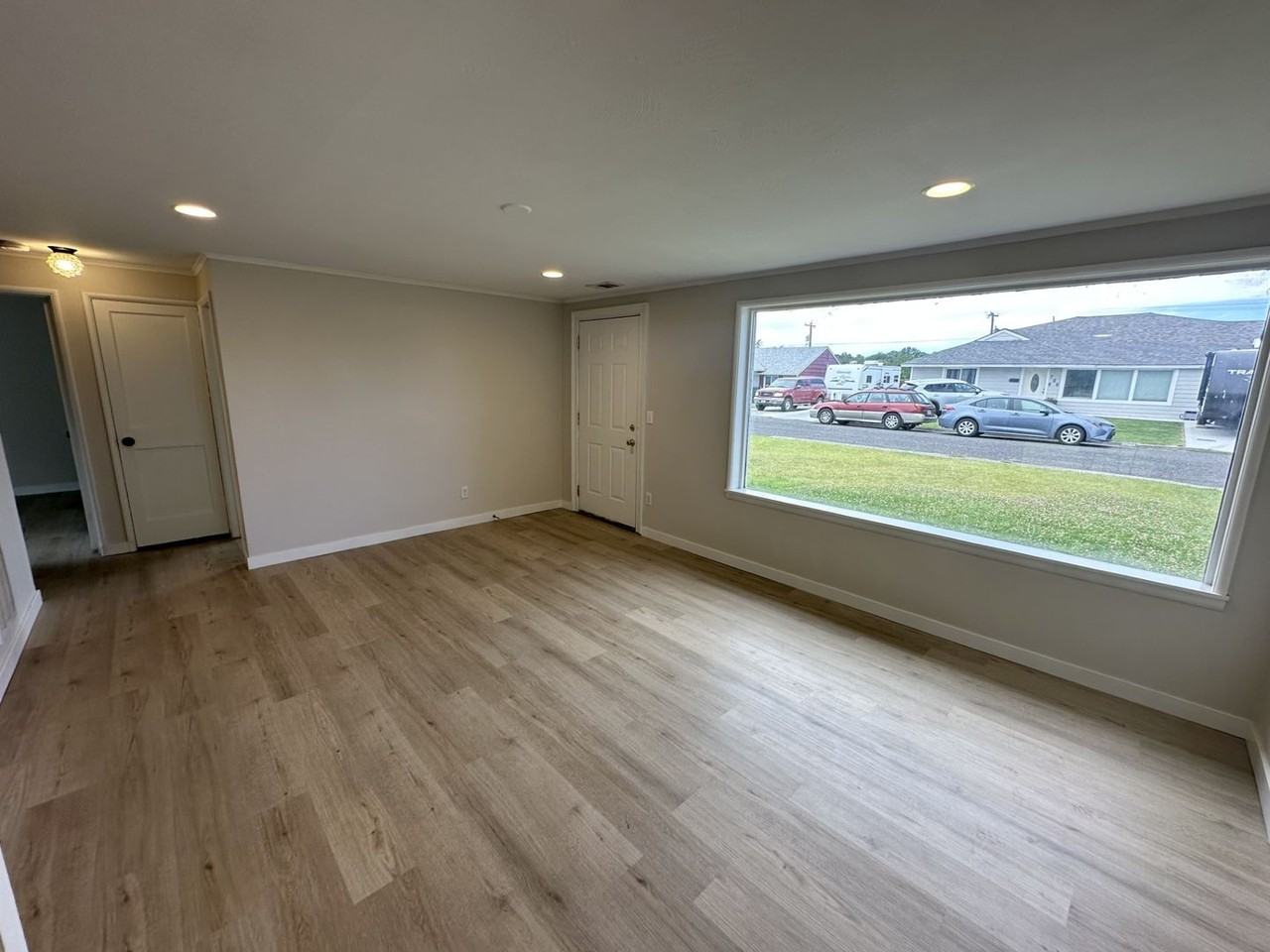 705 S Ione St - Photo 3 of 24