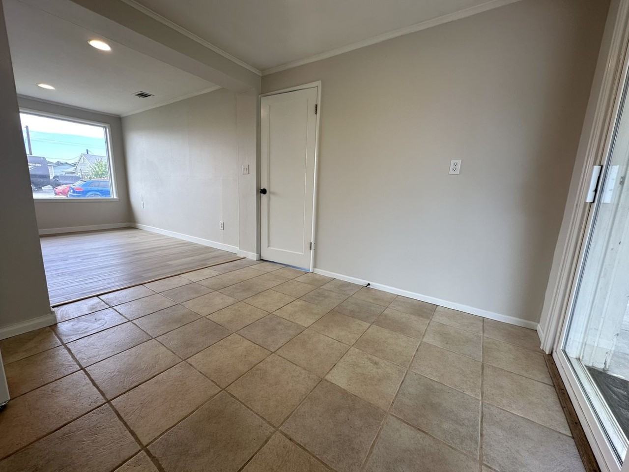 705 S Ione St - Photo 4 of 24