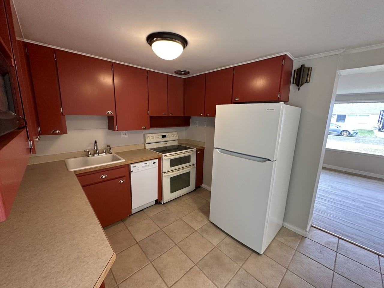 705 S Ione St - Photo 7 of 24