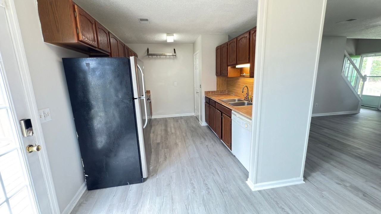 210 Cuddles Ct - Photo 6 of 21