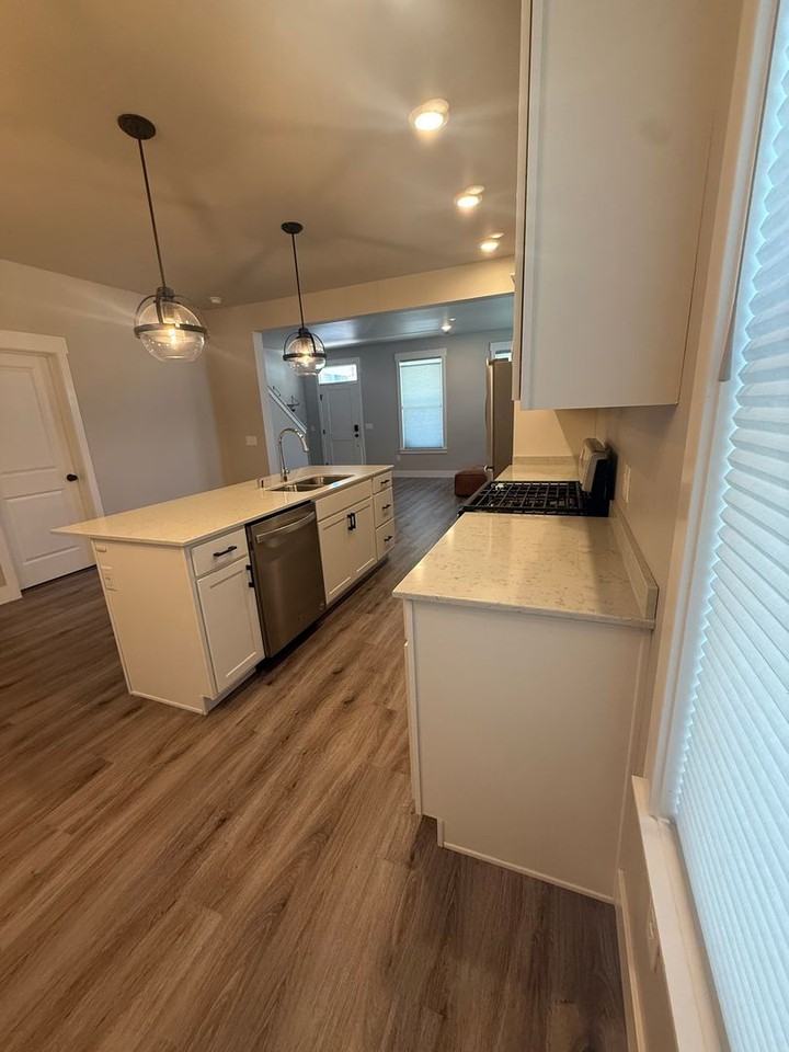 6033 Farmstead Ave - Photo 3 of 17