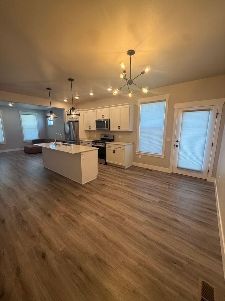 6033 Farmstead Ave - Photo 4 of 17