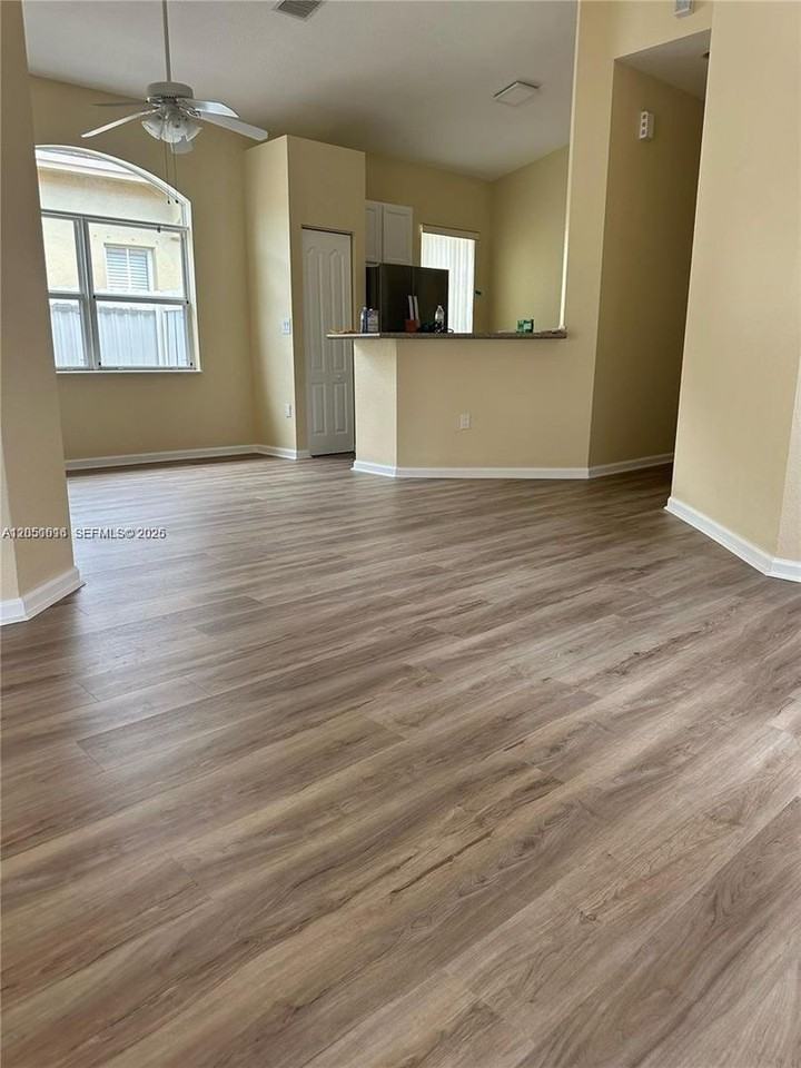 2210 Ne 37th Rd - Photo 2 of 10