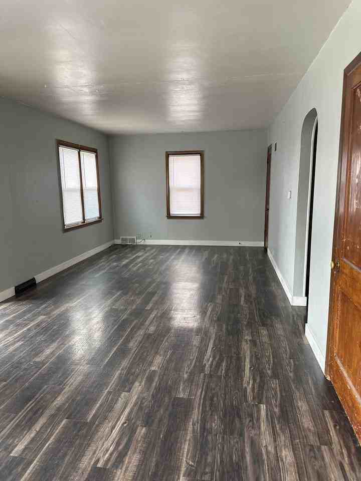 1324 Stratford Ave - Photo 2 of 9