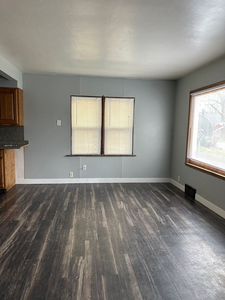 1324 Stratford Ave - Photo 3 of 9