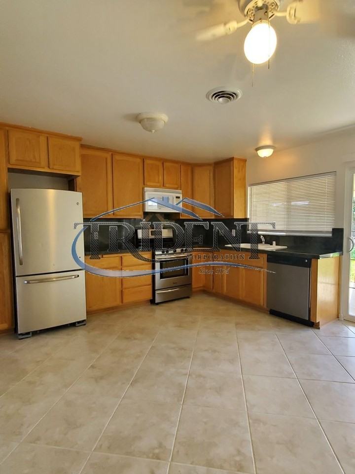 2404 Edwards St - Photo 5 of 21