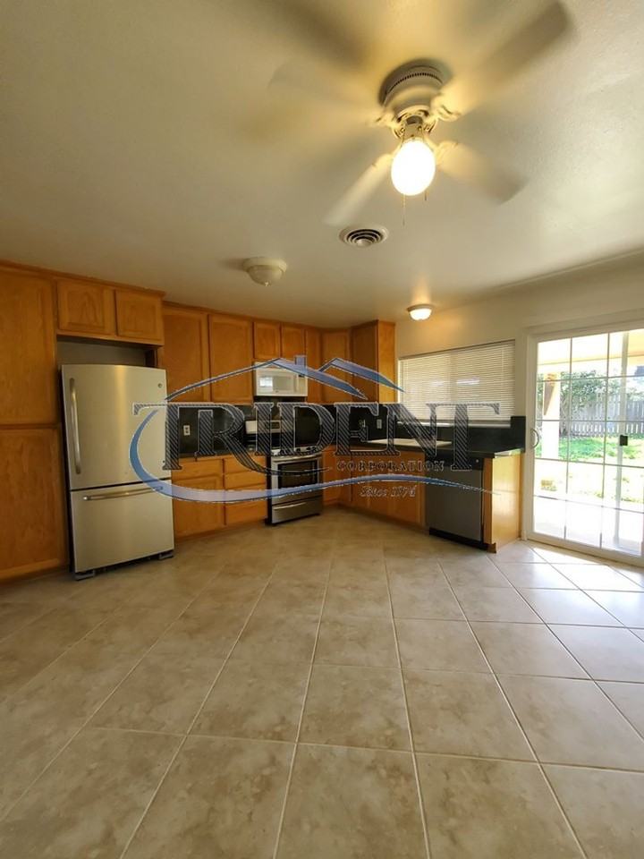 2404 Edwards St - Photo 6 of 21