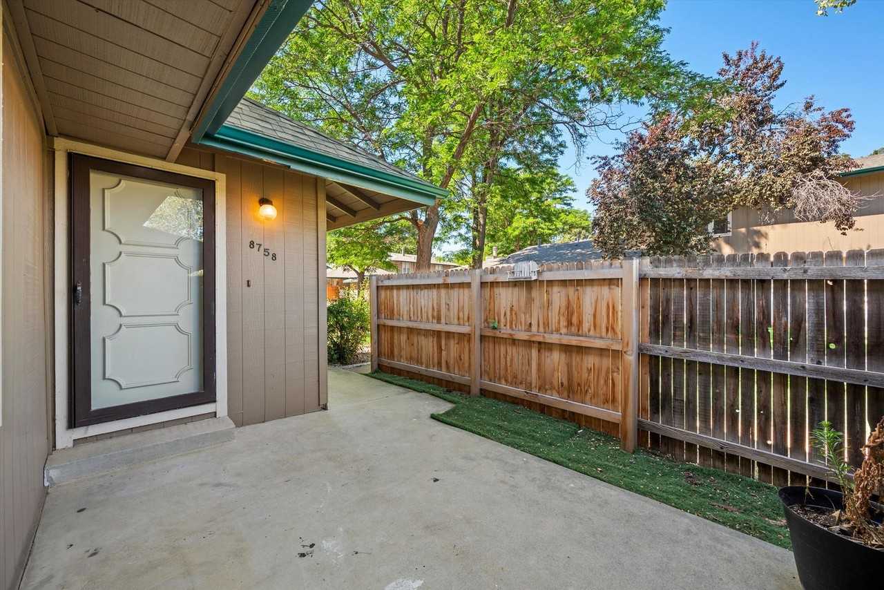 8758 E Roundtree Ave - Photo 2 of 25
