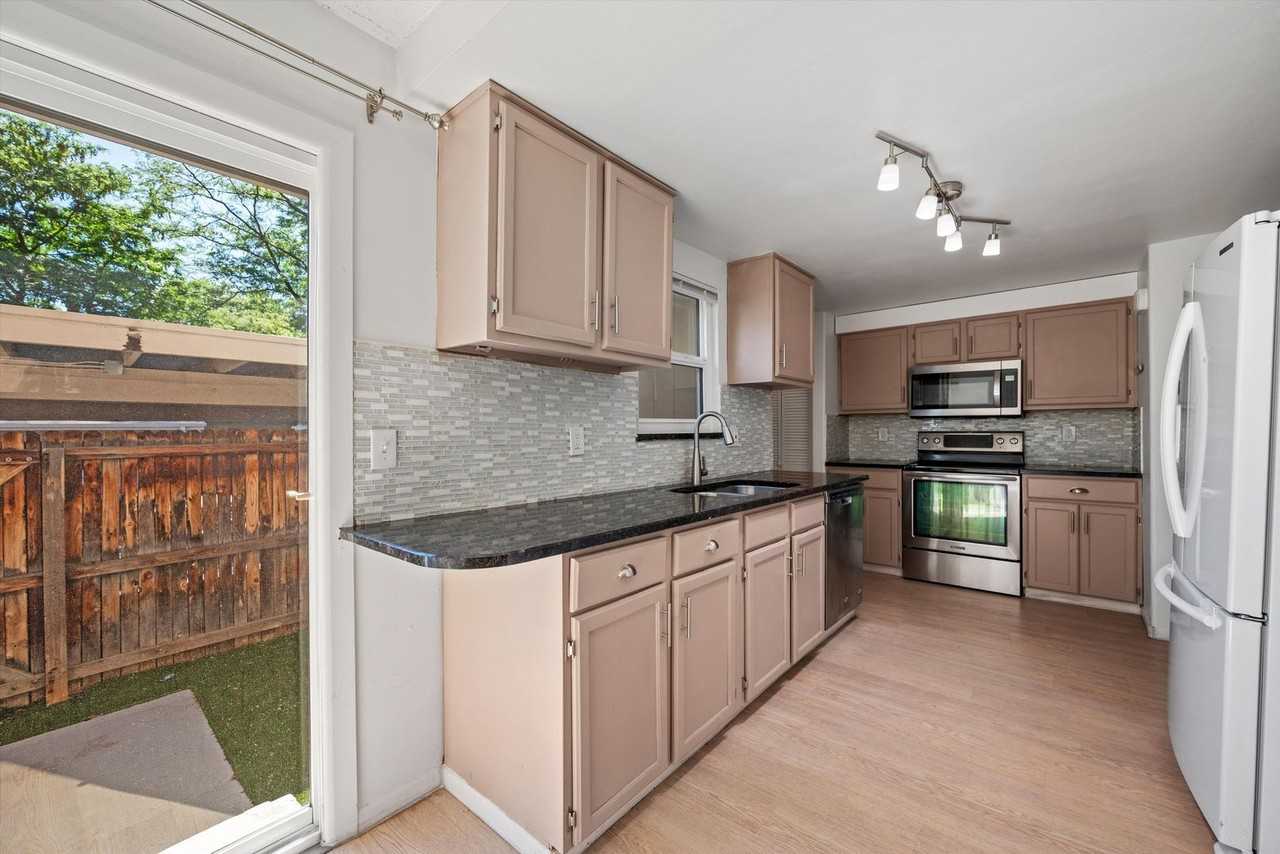 8758 E Roundtree Ave - Photo 6 of 25