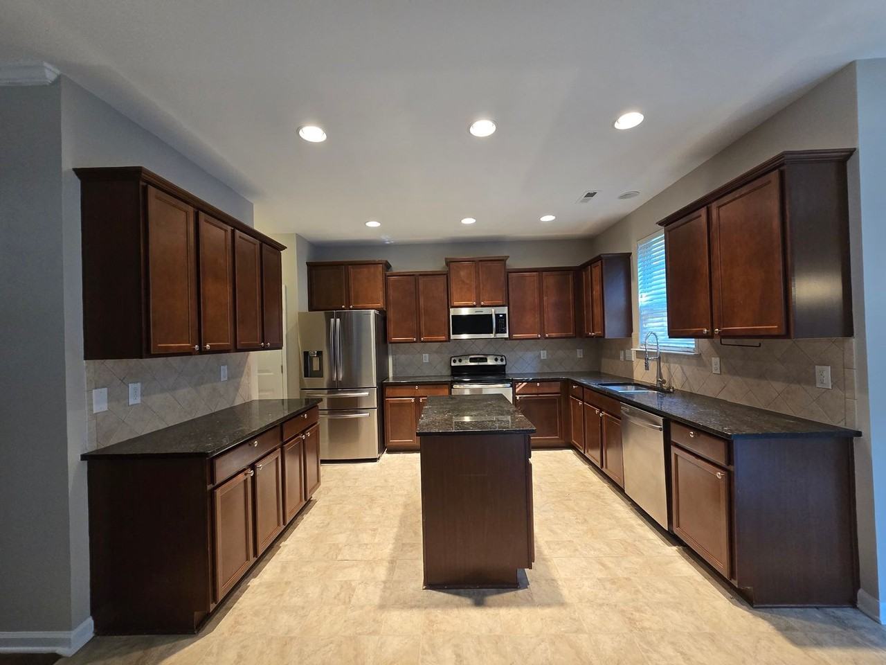 271 River Oak St - Photo 3 of 36