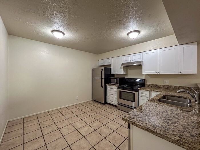 2512 W Hickory St #2 - Photo 3 of 14