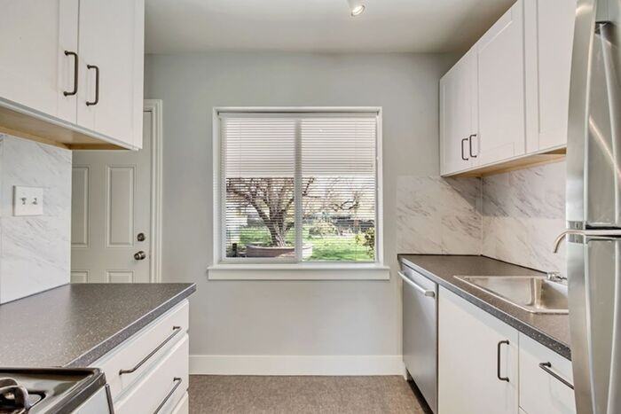1161 Glenrose Cir #1163 - Photo 7 of 16