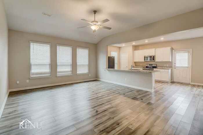 1940 Hialeah Dr - Photo 5 of 17