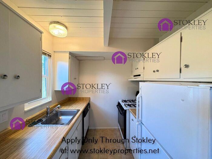 1560 Pine St - Photo 3 of 9