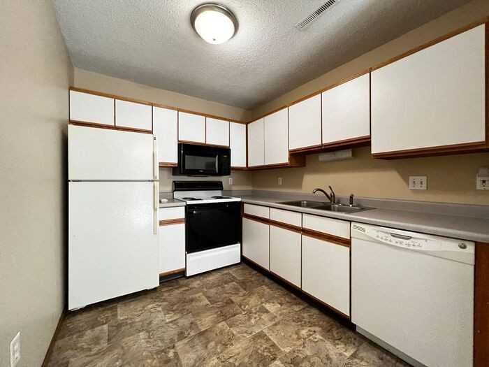 1632 5th St #02 - Photo 3 of 12