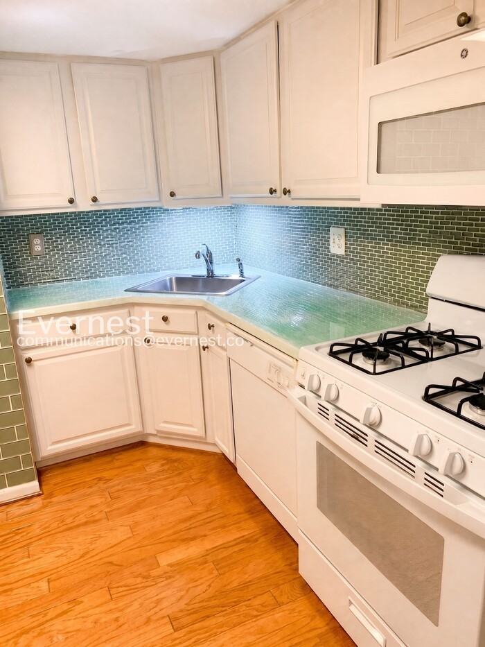 1528 Northgate Sq - Photo 2 of 18
