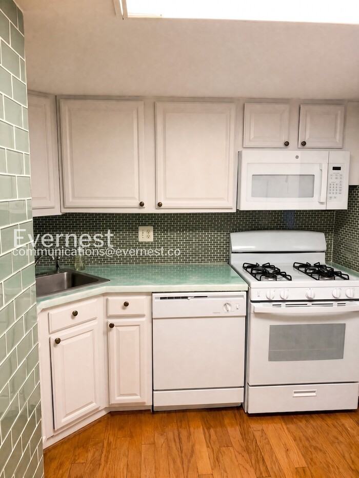 1528 Northgate Sq - Photo 3 of 18