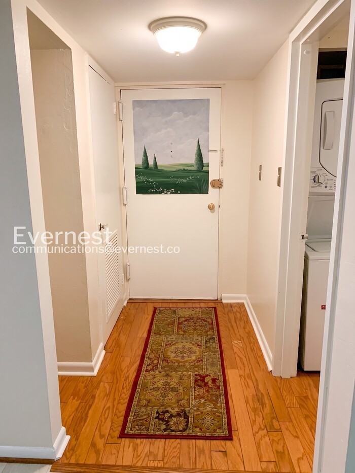 1528 Northgate Sq - Photo 4 of 18