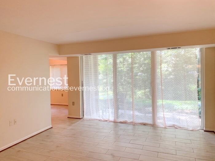 1528 Northgate Sq - Photo 5 of 18