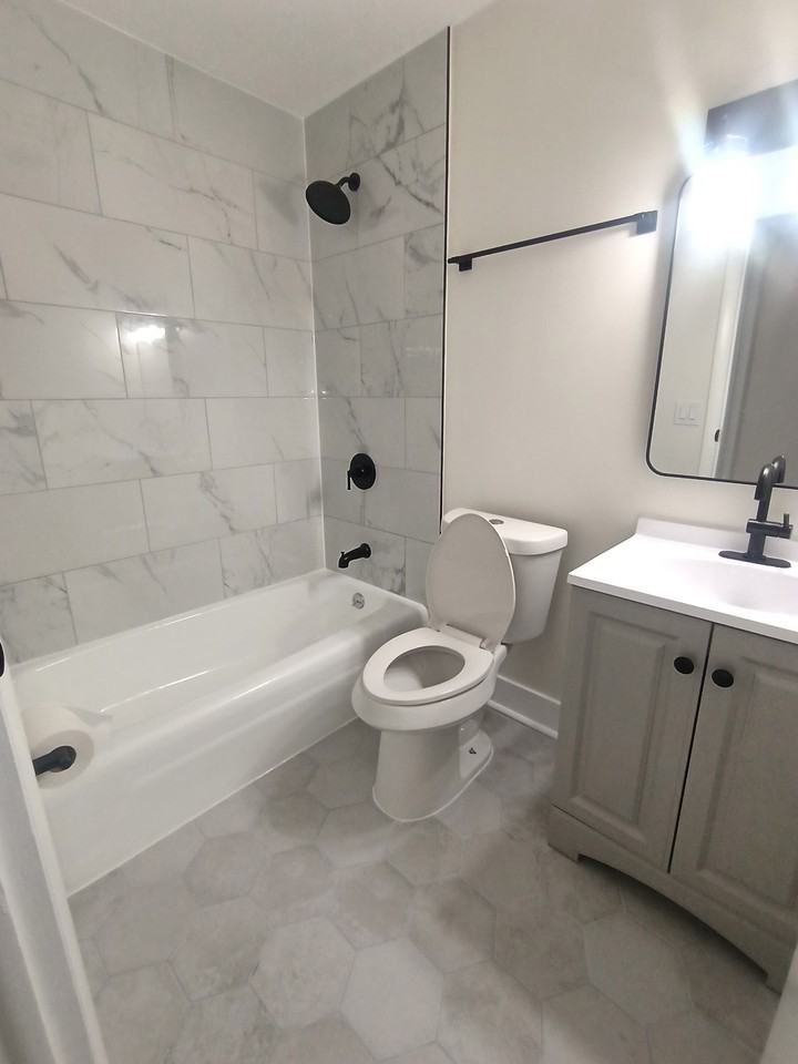 715 E 12th St #L - Photo 2 of 10