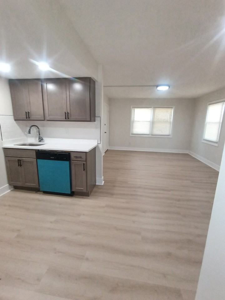 715 E 12th St #L - Photo 3 of 10