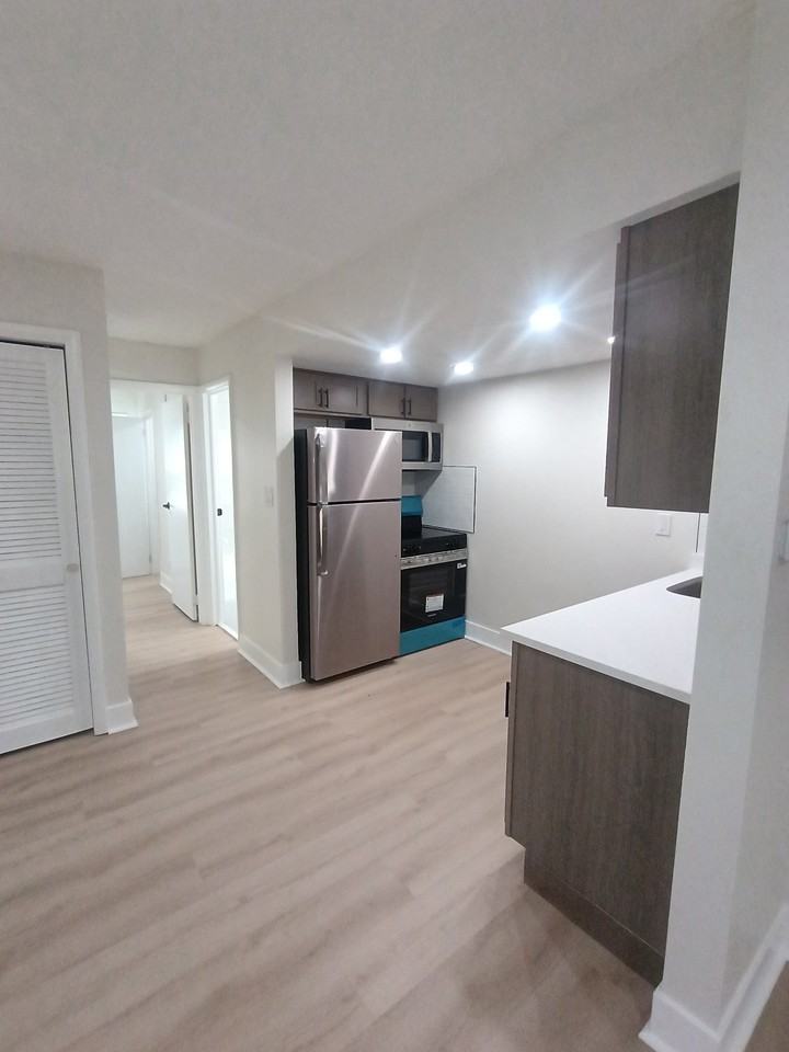 715 E 12th St #L - Photo 4 of 10