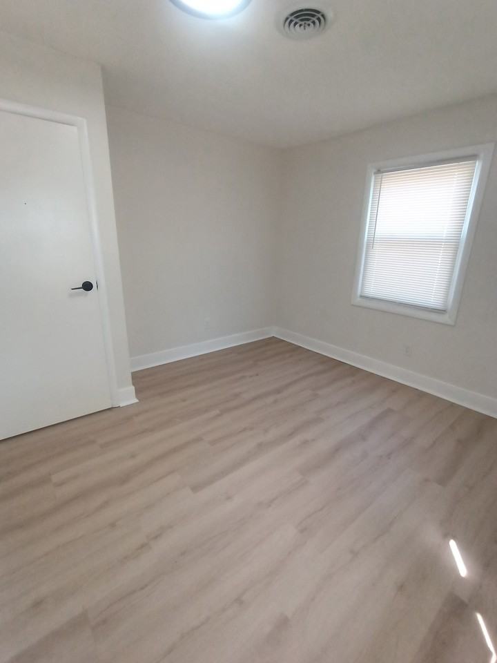 715 E 12th St #L - Photo 5 of 10