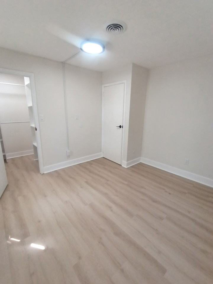 715 E 12th St #L - Photo 6 of 10
