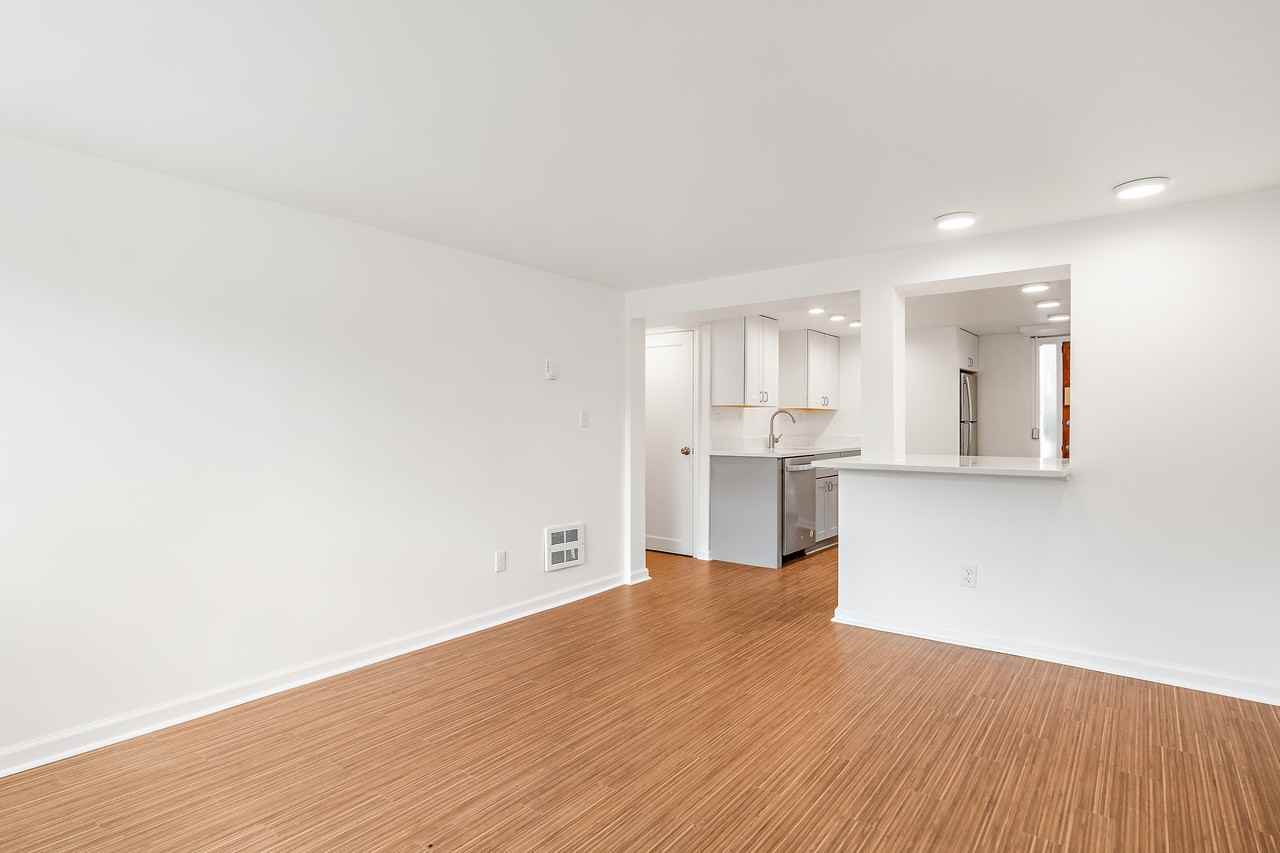 2203 Nob Hill Ave N #1 - Photo 5 of 8