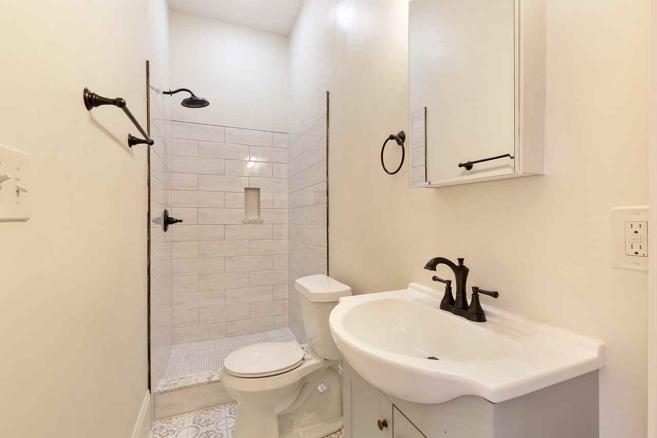 1820 Laharpe St #B - Photo 3 of 5