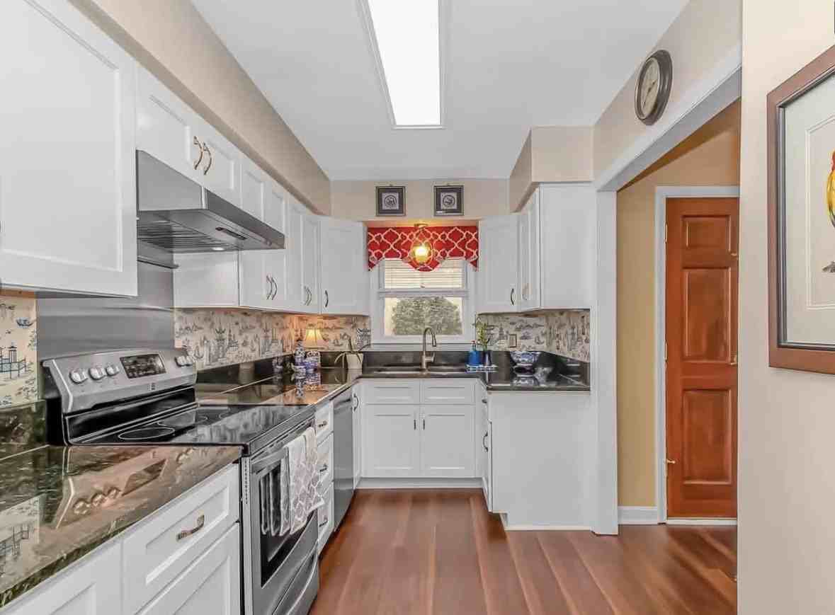 8 San Marks Ct #NA - Photo 4 of 11