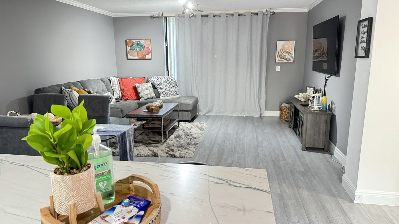5160 Las Verdes Cir #305 - Photo 6 of 20