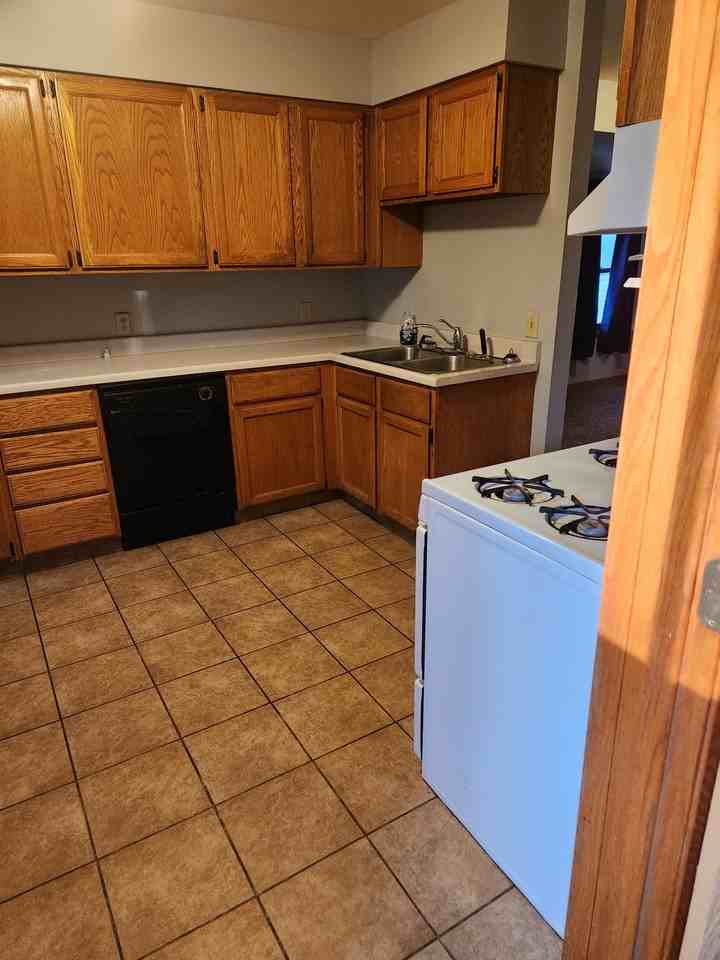 3311 Sheridan Ave N - Photo 2 of 10