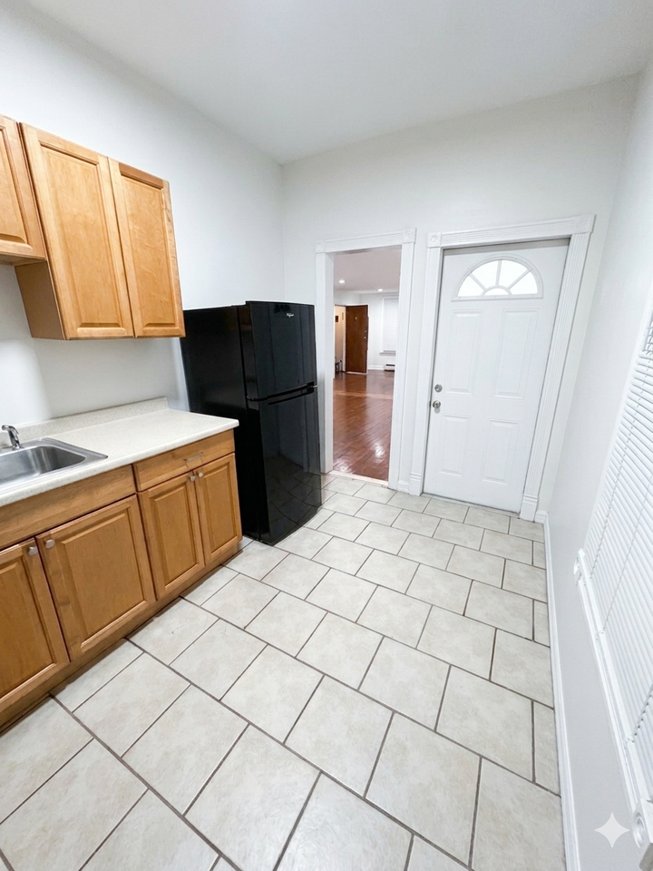 546 Walnut St #1 - Photo 3 of 13