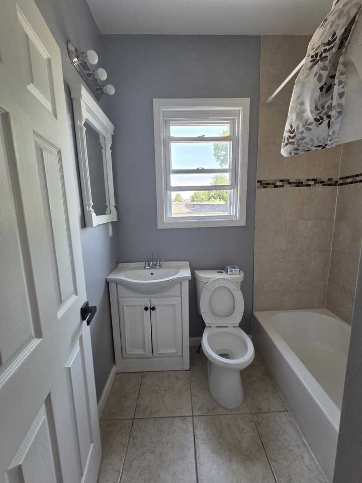 136 S 11th St #3 - Photo 5 of 9