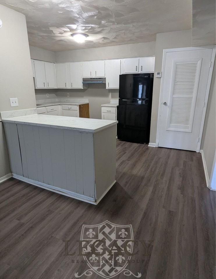 1077 Harold Dr #1 - Photo 3 of 8