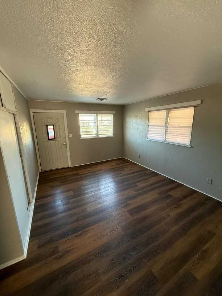 2719 S Fairfield St #1 - Photo 3 of 8