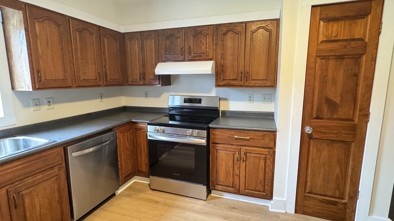 112 Douglas St #1 - Photo 4 of 13