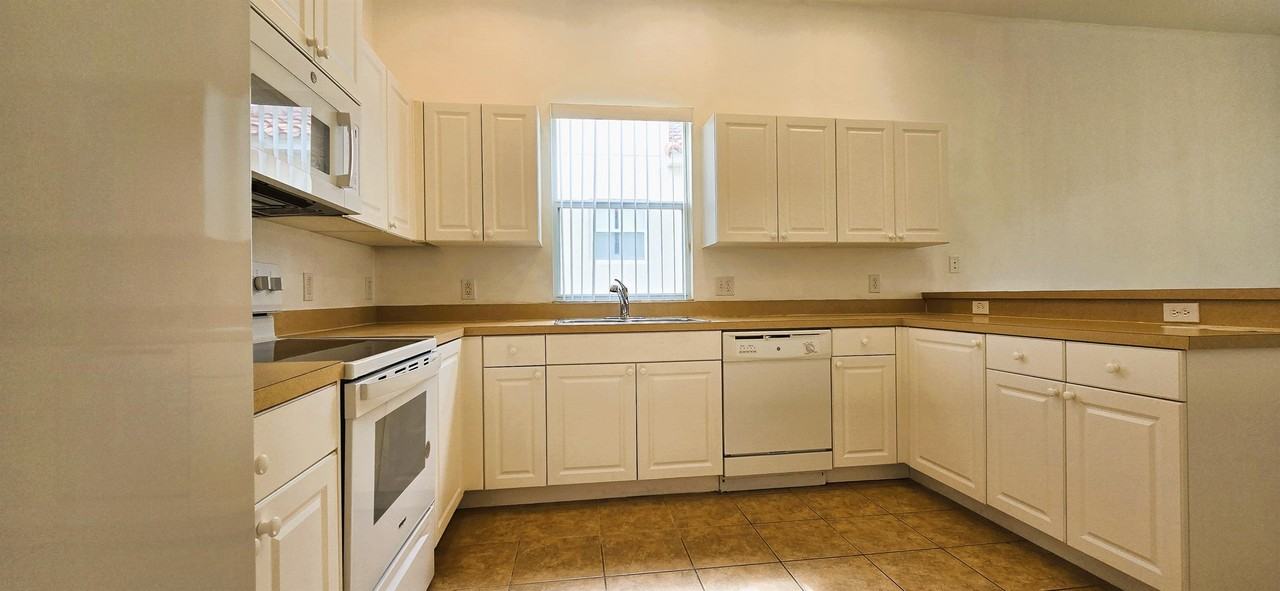 1058 Tuscan Hills Blvd #1 - Photo 5 of 16