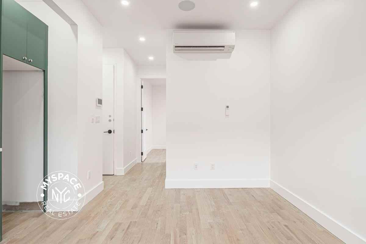 1027 Putnam Ave #1B - Photo 2 of 7