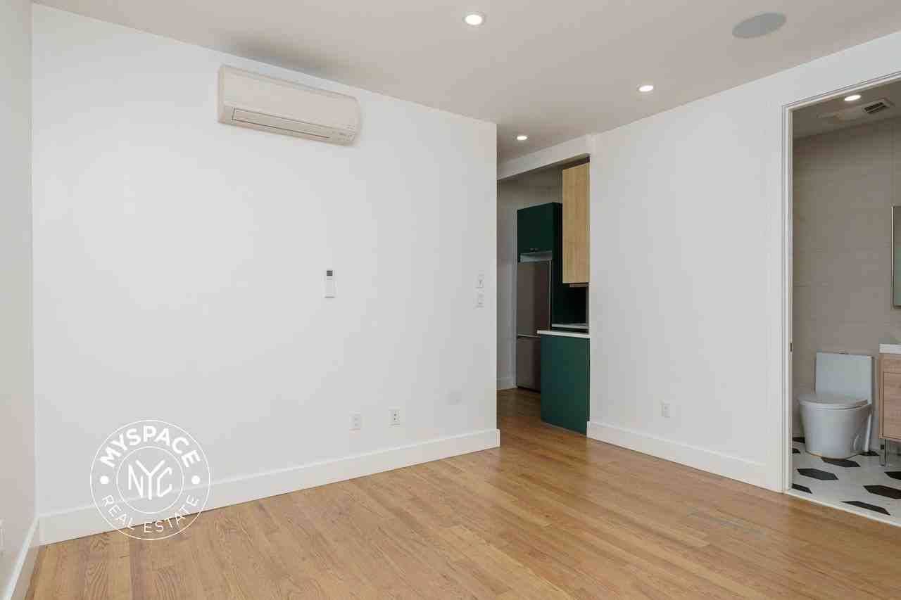 1027 Putnam Ave #1B - Photo 3 of 7