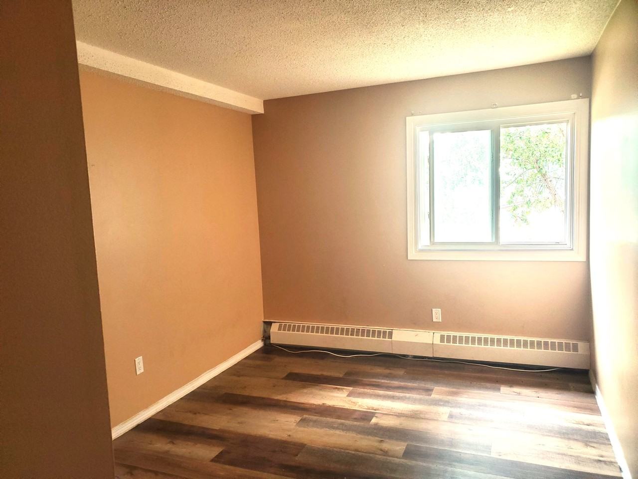 5328 54 St - Photo 2 of 11