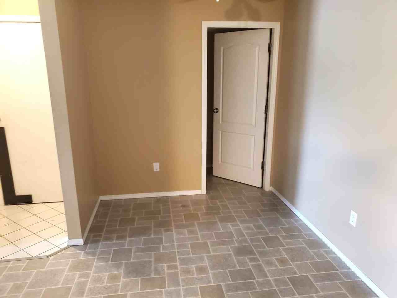 5328 54 St - Photo 5 of 11