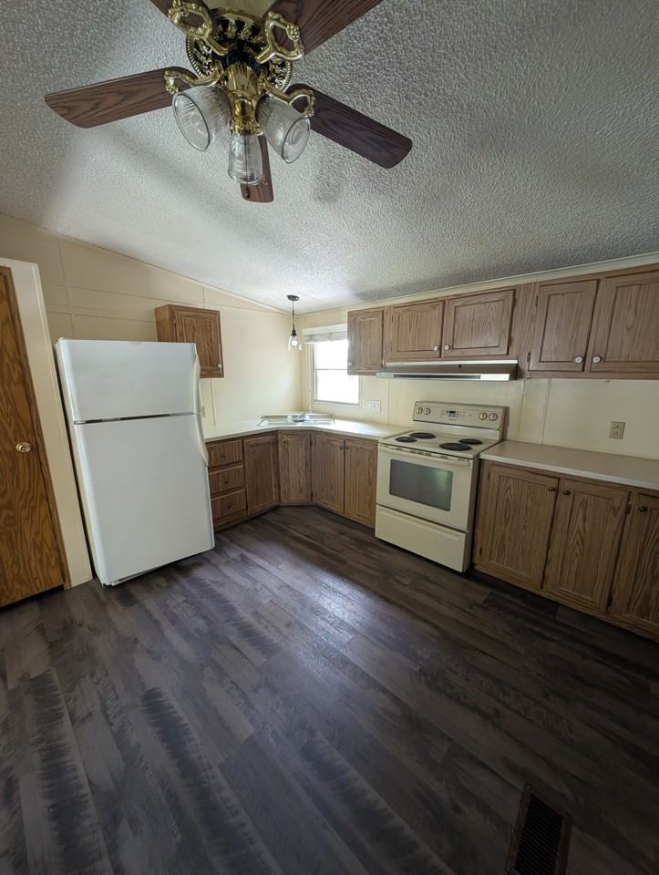 631 E 4th St #1 - Photo 7 of 11