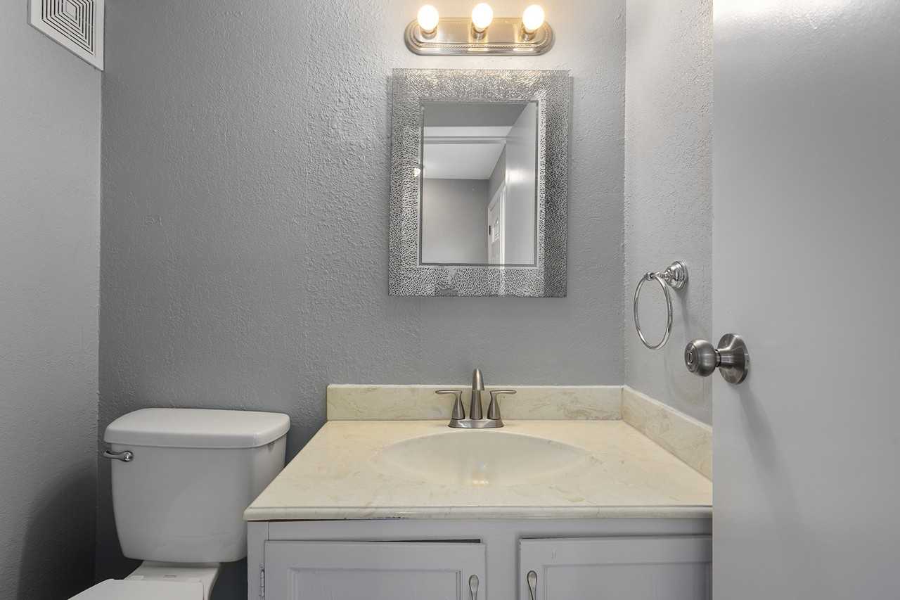 577 Nw Valleybrook Rd #1 - Photo 3 of 26