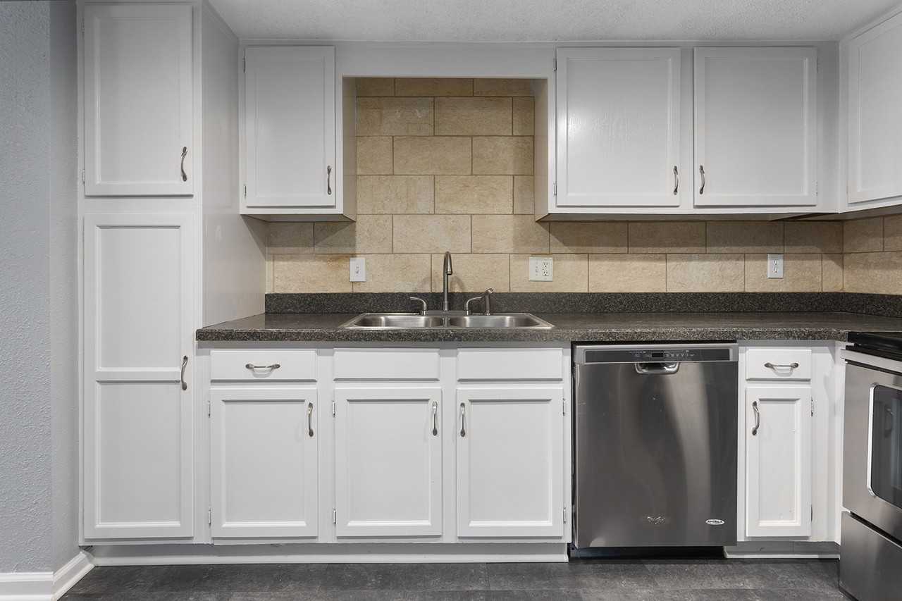 577 Nw Valleybrook Rd #1 - Photo 4 of 26