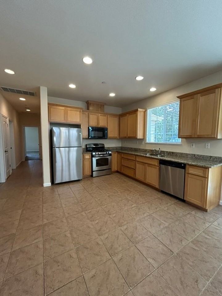 1217 Jennings Ave - Photo 3 of 17